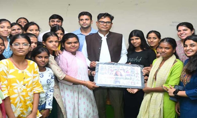 रायपुर-:-‘नवगुरुकुल’-में-छात्राओं-से-मिले-वित्त-मंत्री-ओपी.-चैधरी,-आत्मविश्वास-और-सकारात्मक-सोच-से-आगे-बढ़ने-की-दी-प्रेरणा