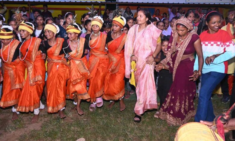 रायपुर-:-महिला-एवं-बाल-विकास-मंत्री-श्रीमती-राजवाड़े-संबलपुर-में-करमा-तिहार-उत्सव-में-शामिल-हुईं