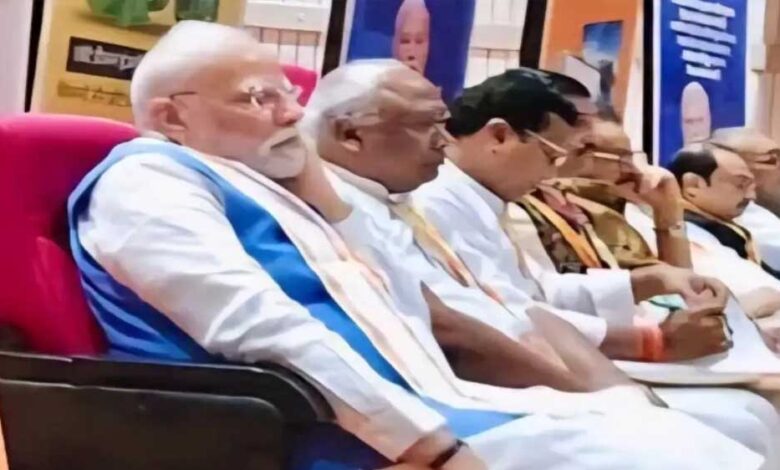 भाजपा सांसदों की वर्कशॉप में पीछे बैठे मोदी, बोले- साथियों से सीखना अहम