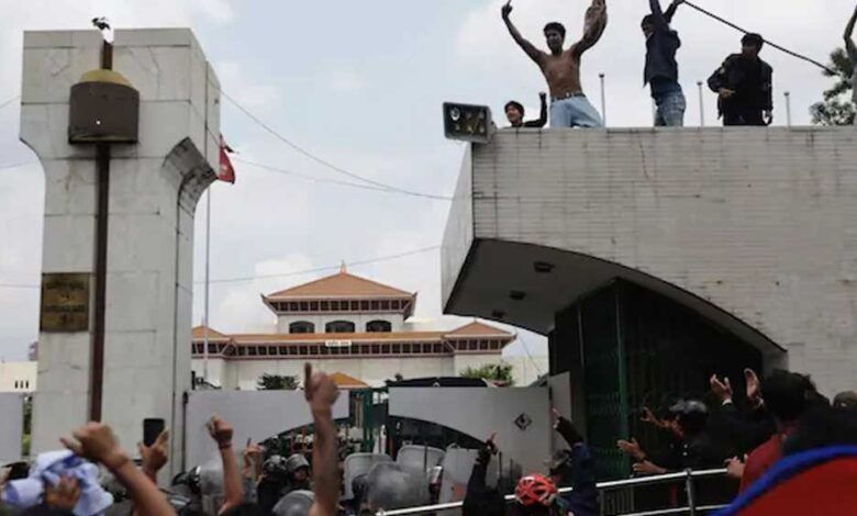 नेपाल-में-हिंसक-प्रदर्शन:-20-की-मौत,-100-घायल;-pm-ओली-के-इस्तीफे-की-मांग-तेज