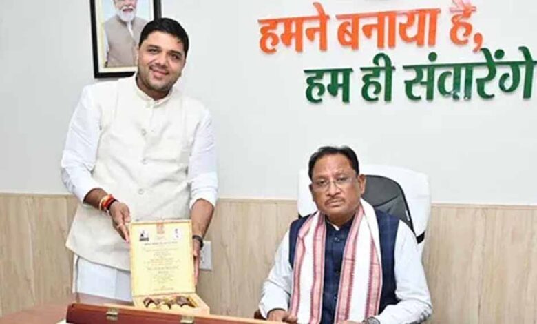 भिलाई:-कैन-डू-पर्वत-फाउंडेशन-के-अध्यक्ष-अतुल-पर्वत-ने-cm-साय-से-की-मुलाकात,-जन्मदिन-का-निमंत्रण-दिया