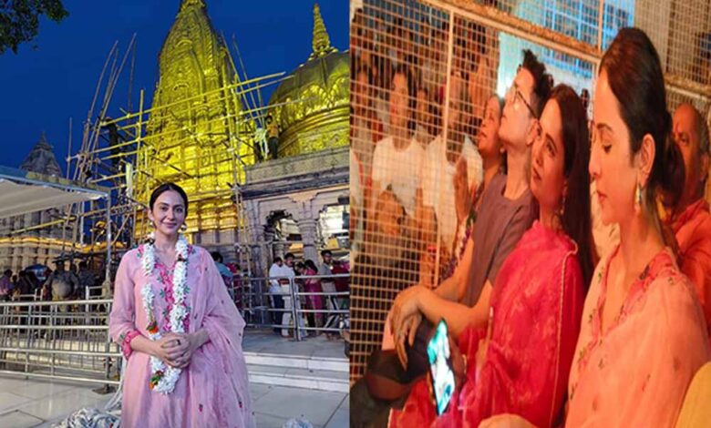 रकुल-प्रीत-सिंह-ने-काशी-विश्वनाथ-के-दर-पर-टेका-मत्था,-गंगा-आरती-का-बनीं-हिस्सा