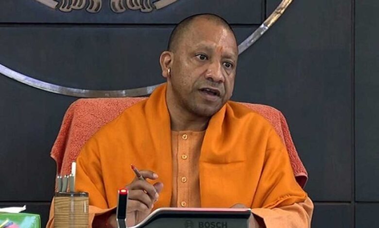 सीएम-योगी-ने-की-गोसेवा,भवानी-और-भोलू-को-दुलारा,-पुंज-को-भी-खिलाया-गुड़