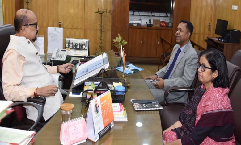 रायपुर-:-भू-जल-स्तर-बचाने,-डबरी-निर्माण-के-लिए-किसानों-को-करें-प्रोत्साहित-–-डेका