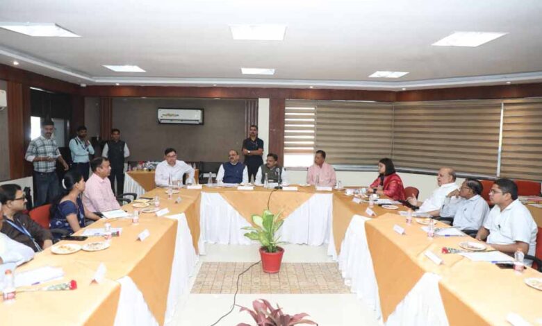 फार्मेसी-पंजीयन-प्रक्रिया-होगी-पूरी-तरह-ऑनलाइन,-पूरी-पारदर्शिता-से-करें-प्रकरणों-का-निराकरण-:-उप-मुख्यमंत्री-शुक्ल