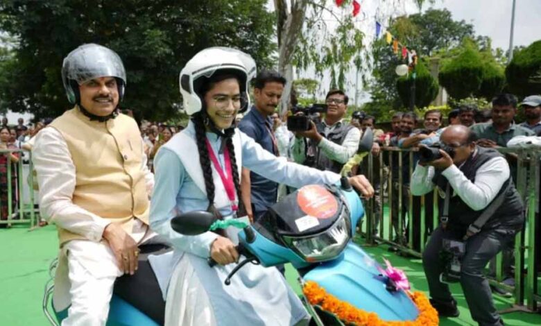 स्कूटी-पाकर-खिल-उठे-बच्चों-के-चेहरे,-7832-टॉपर्स-को-cm-मोहन-यादव-ने-दिए-उपहार