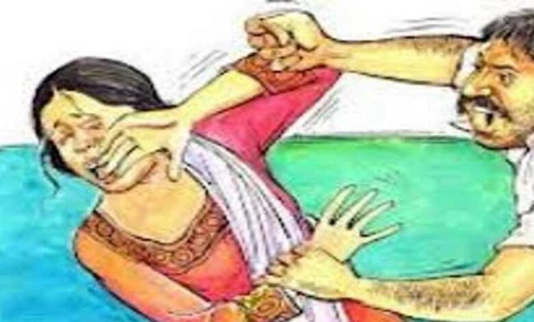 हैवान-बना-लेक्चरर,-पत्नी-के-कपड़े-फाड़कर-शहर-में-घुमाया;-दूसरे-से-सिंदूर-भरवाया
