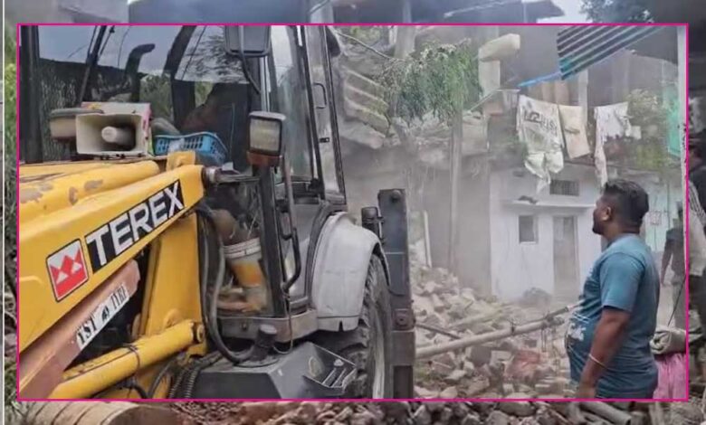 भोपाल-में-रेप-और-लव-जिहाद-के-आरोपियों-के-अवैध-मकानों-पर-चला-प्रशासन-का-बुलडोजर