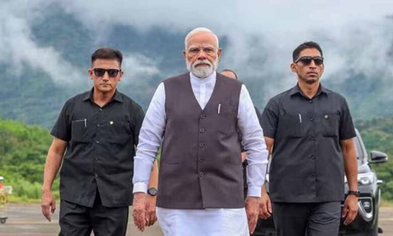 बारिश-के-बावजूद-pm-मोदी-पहुँचे-मणिपुर-हिंसा-पीड़ितों-से-मिलने,-65-km-की-रोड-ट्रिप-तय-की