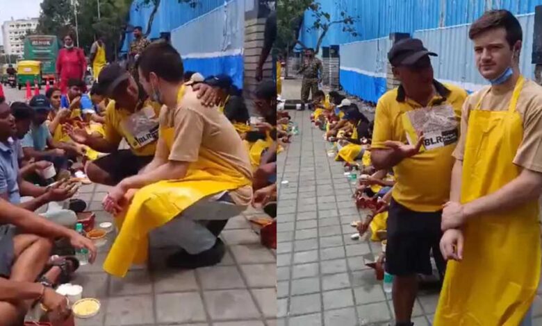 कनाडाई-व्लॉगर-ने-दिखाई-गंदगी,-तो-फुटपाथ-पर-बैठकर-खाना-खाने-पहुंचे-म्युनिसिपल-कमिश्नर