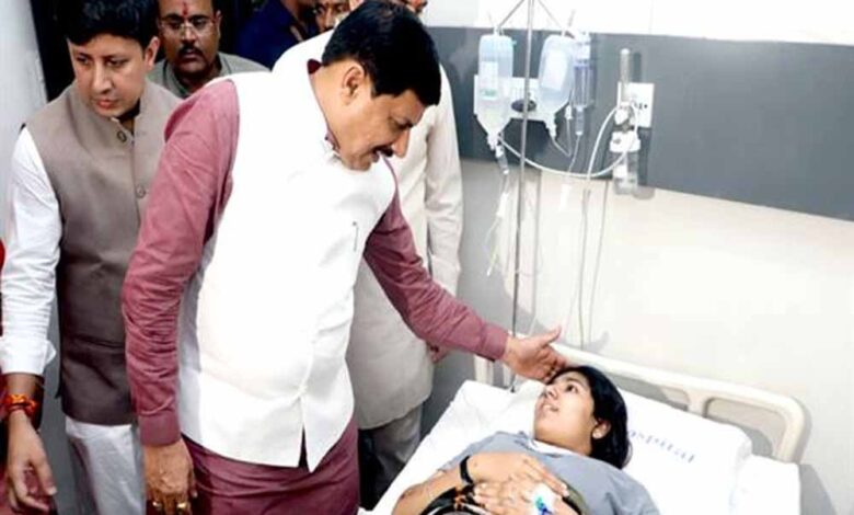 मुख्यमंत्री-डॉ.-यादव-ने-इंदौर-के-विभिन्न-अस्पताल-पहुँचकर-घायलों-के-स्वास्थ्य-की-ली-जानकारी