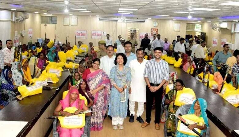 खीरी-में-आपदा-पीड़ितों-को-मिली-राहत,-cm-योगी-ने-बांटी-csr-किट