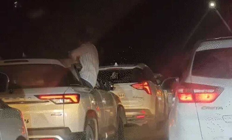 बिलासपुर-में-रईसजादों-की-स्टंटबाजी!-15-20-कारों-के-काफिले-ने-nh-पर-मचाया-तांडव,-रील्स-बनाते-लटके-कार-की-विंडो-से