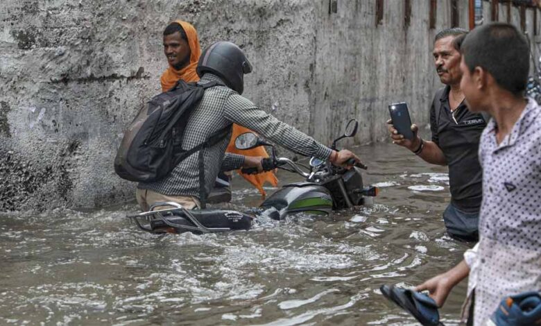 बारिश-के-बाद-डैम-में-भरा-पानी,-सड़क-डूबी,-तीन-दोस्तों-की-बोलेरो-में-सात-घंटे-फंसी-यात्रा