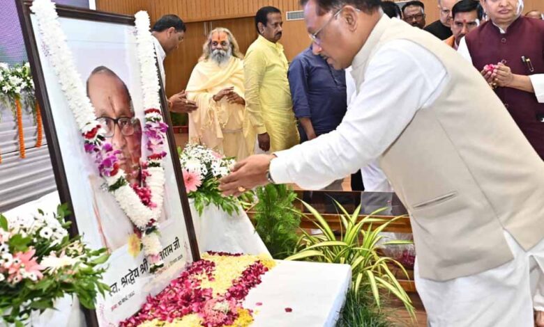 मुख्यमंत्री-विष्णुदेव-साय-ने-श्रद्धेय-शांताराम-सर्राफ-को-अर्पित-की-श्रद्धांजलि