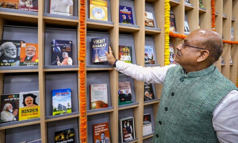 दिल्ली-विधानसभा-में-पीएम-पर-किताबों-की-गैलरी-का-शुभारंभ,-देशभर-से-जुटीं-विविध-भाषाओं-की-पुस्तकें