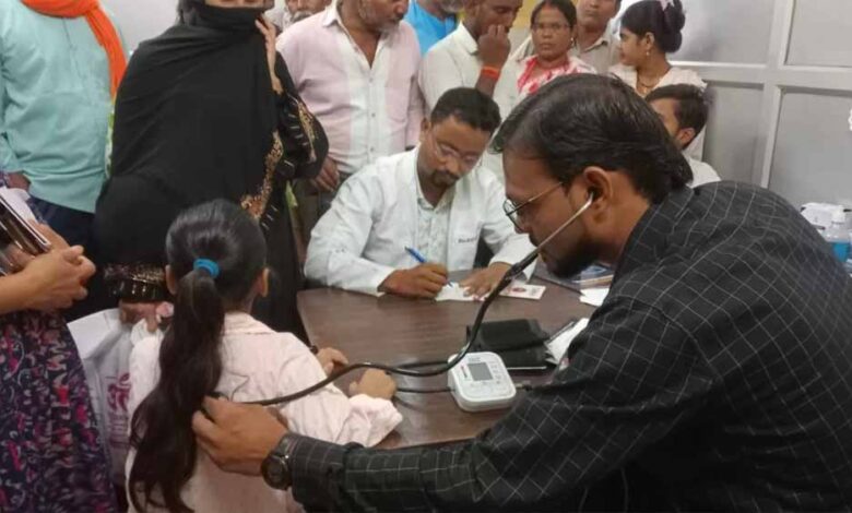 बदलते-मौसम-में-बढ़ा-वायरल-खतरा:-अस्पतालों-में-सर्दी-जुकाम-और-बुखार-के-मरीज-बढ़े