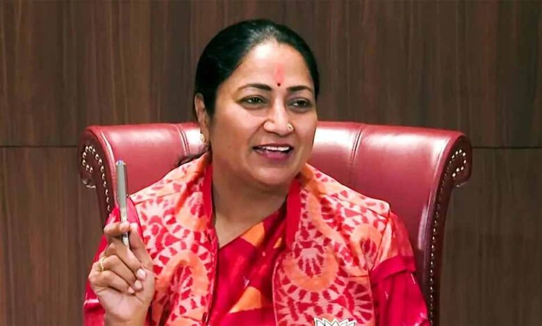 दिल्ली-की-cm-रेखा-गुप्ता-ने-evm-हैकिंग-पर-दिया-चौंकाने-वाला-बयान,-केजरीवाल-ने-उठाया-सवाल