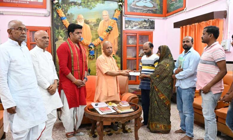 पिपराइच-कांड:-मुख्यमंत्री-योगी-ने-सोमवार-को-दीपक-गुप्ता-के-परिजनों-से-की-मुलाकात,-दी-₹5-लाख-की-आर्थिक-सहायता