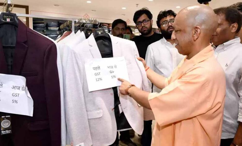 पैदल-चल-व्यापारियों-व-ग्राहकों-से-मिले-सीएम,-कहा-जीएसटी-सुधार-पर-जताएं-मोदी-सरकार-का-आभार