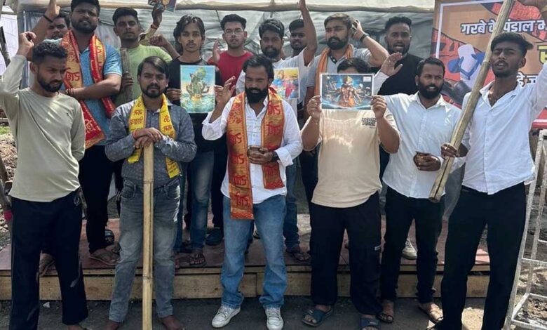 गरबा-पंडाल-में-विवादित-चेतावनी:-गैर-हिंदू-आए-तो-पिलाया-जाएगा-गंगाजल,-छिड़का-जाएगा-गौमूत्र