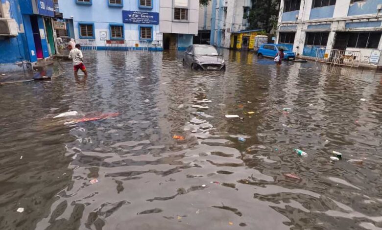 कोलकाता-में-जलजमाव-का-कहर:-हावड़ा-स्टेशन-यार्ड-डूबा,-मेट्रो-सेवाएं-ठप