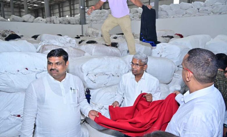 रायपुर : ग्रामोद्योग मंत्री  गजेन्द्र यादव ने किया हाथकरघा बुनकर संघ के गोदाम का अवलोकन