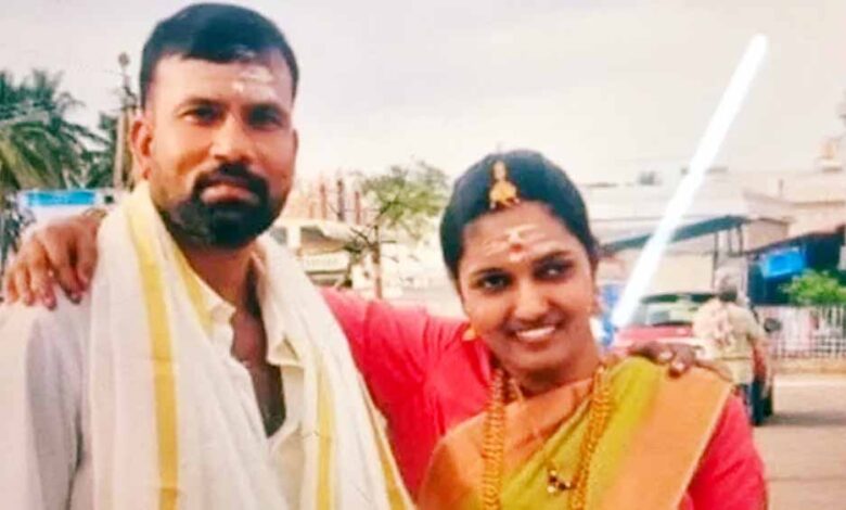 बस-स्टैंड-पर-सनसनी:-पति-ने-पत्नी-को-12-बार-चाकू-से-गोदा,-बेटी-बनी-गवाह