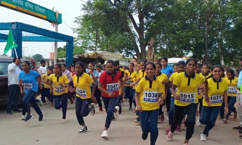 महासमुंद : नशा मुक्त भारत अभियान अंतर्गत सेवा मैराथन दौड़, कलेक्टर ने हरी झंडी दिखाकर किया रवाना