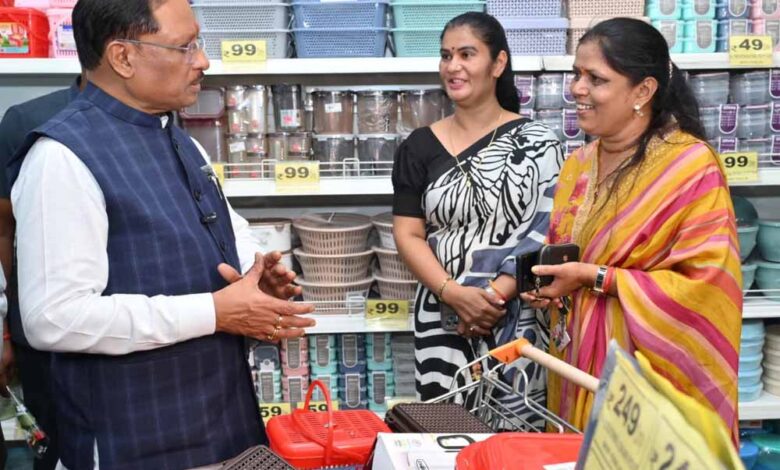 जब मुख्यमंत्री खुद बने ग्राहक : घरेलू सामान की शॉपिंग कर उठाया जीएसटी दरों में कटौती का लाभ