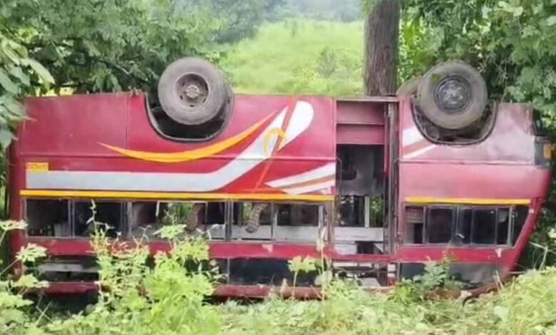 बस पलटी, 4 साल की बच्ची की मौत; कई यात्री घायल