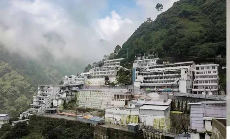 मां-वैष्णो-देवी-की-यात्रा-हुई-आसान:-बैटरी-कार-और-हेलीकॉप्टर-सेवा-से-बढ़ी-सुविधा