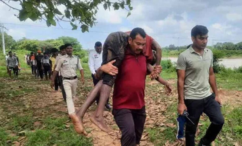 नशे-में-युवक-ने-इंद्रावती-में-लगाई-छलांग,-sdrf-ने-समय-रहते-बचाई-जान