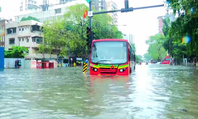 मुंबई में 100 मिमी बारिश, मराठवाड़ा में तबाही; CM ने आपदा प्रबंधन की समीक्षा की