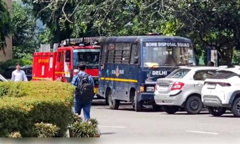दिल्ली में दहशत: एयरपोर्ट और स्कूलों को मिली बम धमाके की धमकी वाला मेल