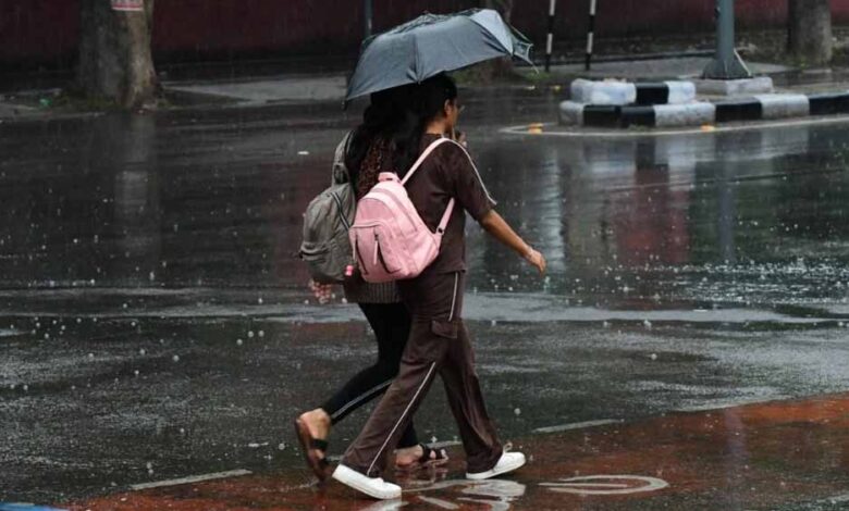 नोएडा-में-बदला-मौसम,-बारिश-ने-गर्मी-को-किया-दूर