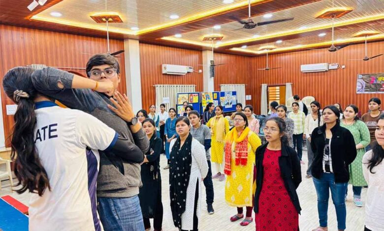 ‘सेल्फ-डिफेन्स’-से-बालिकाओं-को-आत्मनिर्भरता-की-राह-दिखा-रहीं-ज्योति