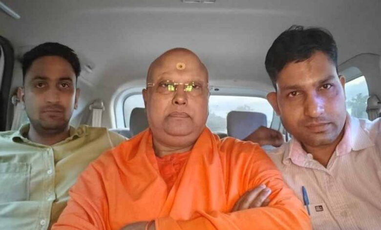 दिल्ली-पुलिस-का-खुलासा:-चैतन्यानंद-ने-एयर-होस्टेस-बनाने-के-नाम-पर-लड़कियों-से-ठगी-की