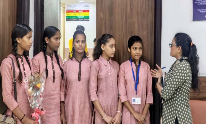 मिशन-शक्ति-5.0:-बालिकाओं-ने-सरकारी-अस्पतालों-का-भ्रमण-कर-सीखी-स्वास्थ्य-सुरक्षा-की-बारीकियां