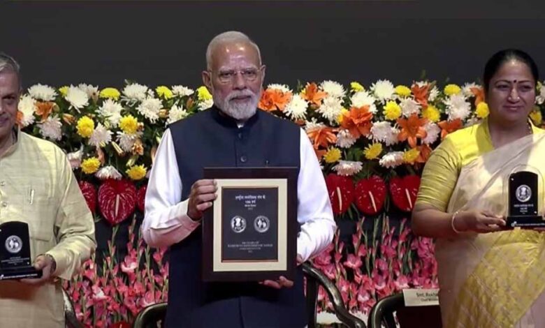 pm-मोदी-ने-rss-की-शताब्दी-पर-जारी-किया-विशेष-डाक-टिकट-और-सिक्का,-संघ-की-भूमिका-की-जमकर-सराहना