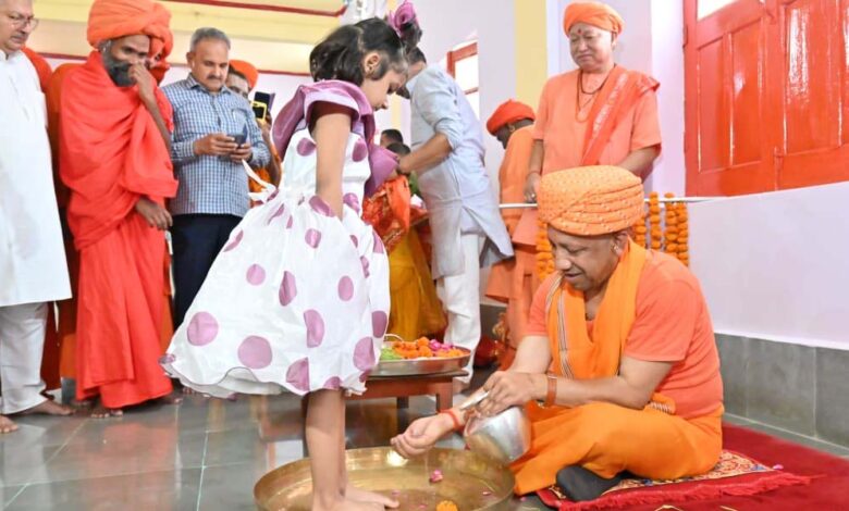 बेटियों-के-पांव-पखार-सीएम-योगी-ने-की-मातृ-शक्ति-की-आराधना
