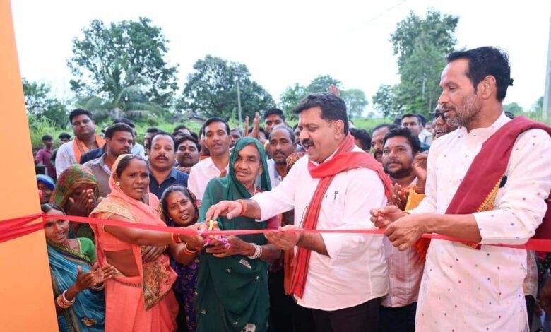 रायपुर-:-उपमुख्यमंत्री-विजय-शर्मा-ने-ग्राम-कुरूवा-में-सामुदायिक-भवन-का-किया-लोकार्पण
