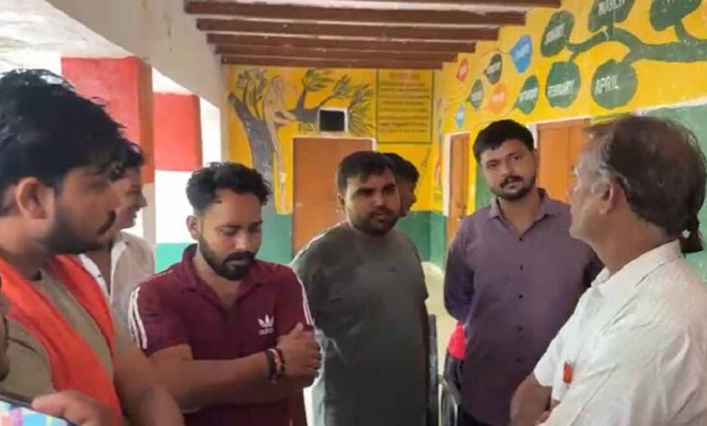 नवरात्र-व्रत-पर-स्कूल-लेट-पहुंचीं-छात्राएं,-शिक्षक-ने-बनाया-मुर्गा,-बजरंग-दल-का-विरोध-प्रदर्शन