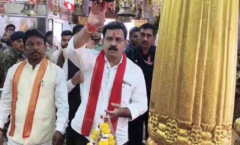 उपमुख्यमंत्री-विजय-शर्मा-ने-बस्तर-प्रवास-के-दौरान-दंतेश्वरी-मंदिर-में-किया-दर्शन