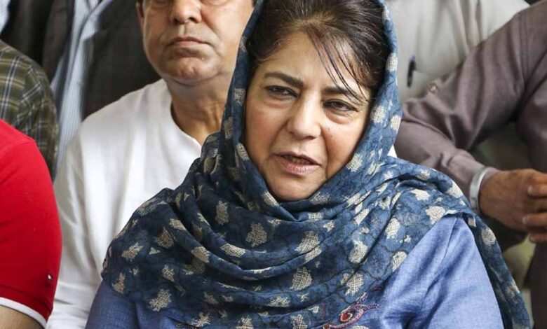 बंदूक-की-नोक-पर-राष्ट्रगान!-महबूबा-भड़की,-वजह-जानकर-आप-भी-दंग-रह-जाएंगे