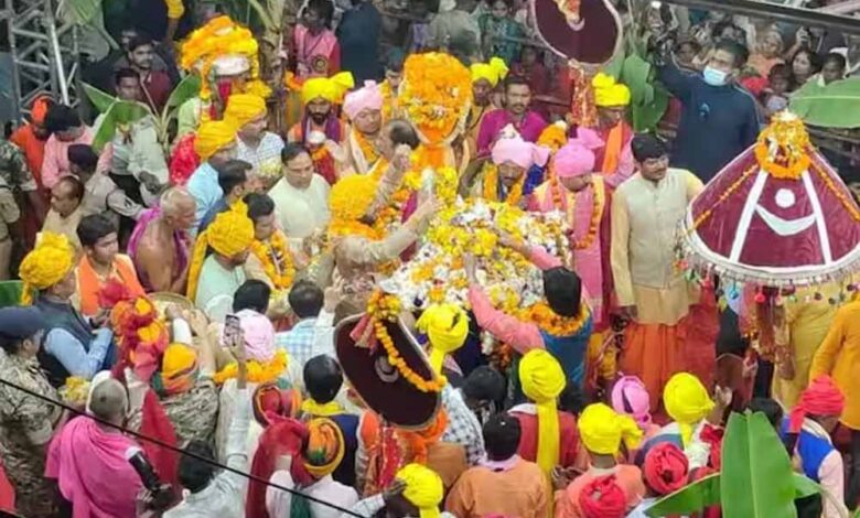 बस्तर-दशहरा-में-मावली-परघाव-की-रस्म-सम्पन्न,-दंतेश्वरी-मंदिर-में-दो-देवियों-का-धूमधाम-से-मिलन