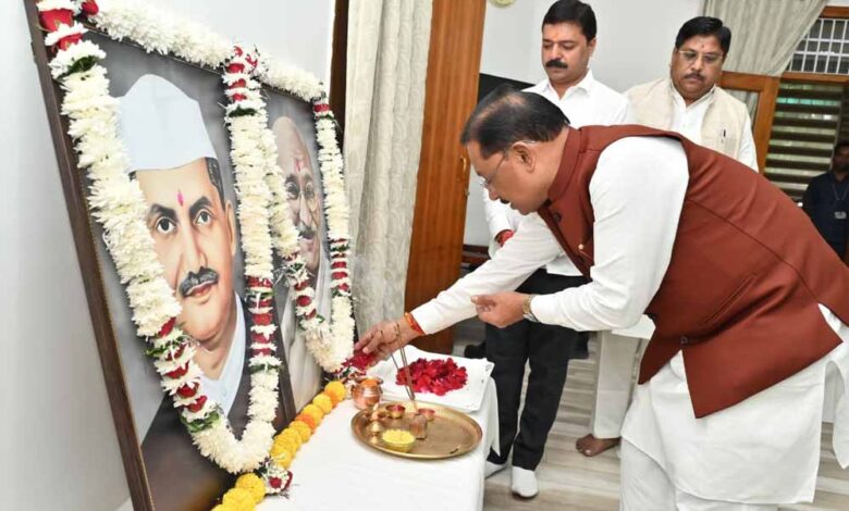 मुख्यमंत्री-साय-ने-राष्ट्रपिता-महात्मा-गांधी-और-पूर्व-प्रधानमंत्री-श्री-लाल-बहादुर-शास्त्री-को-उनकी-जयंती-पर-किया-नमन