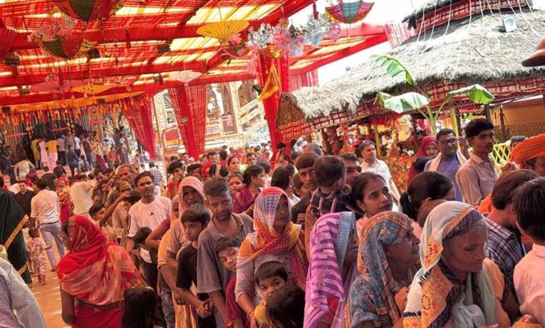 जय-माता-दी!-महानवमी-पर-दुर्गा-पूजा-पंडालों-में-उमड़ा-श्रद्धालुओं-का-सैलाब