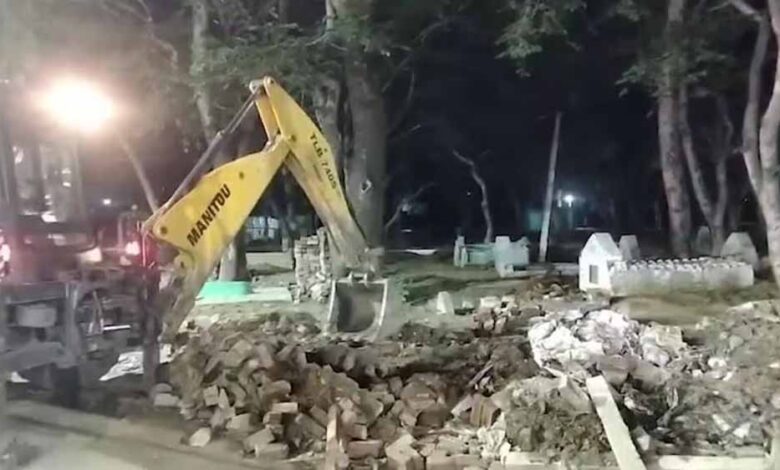 संभल-में-बुलडोजर-कार्रवाई:-अवैध-मदरसा-और-मैरिज-पैलेस-जमींदोज,-इलाके-में-तनाव