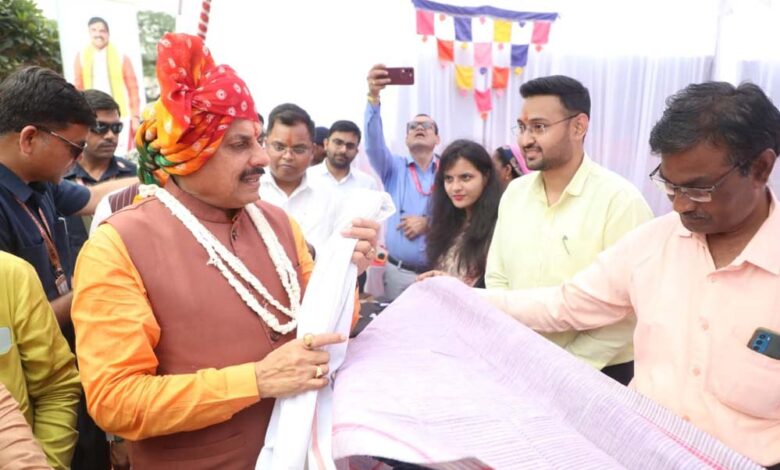 मुख्यमंत्री-डॉ.-यादव-ने-इंदौर-में-गोबर-से-स्वदेशी-दीये-बनाये-जाने-के-नवाचार-की-सराहना-की